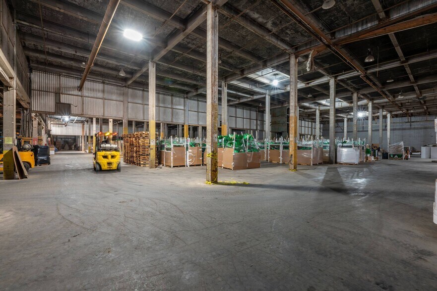 More Photos Of 246-250 E Fourth St, Mansfield Distribution For Lease