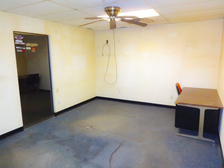 More Photos Of 801 W Broadway St, Big Sandy Light Distribution For Sale