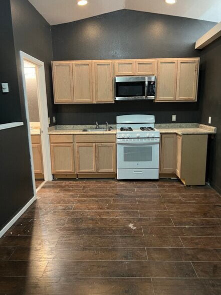 More Photos Of 127 Pacific Ave, Glendale Hotel For Sale