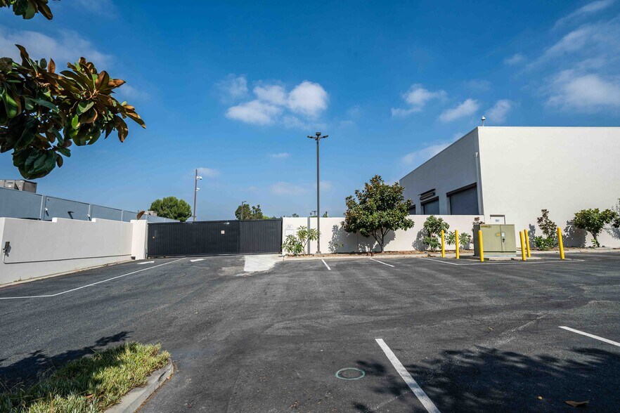 More Photos Of 2001 Saturn St, Monterey Park Light Distribution For Sale