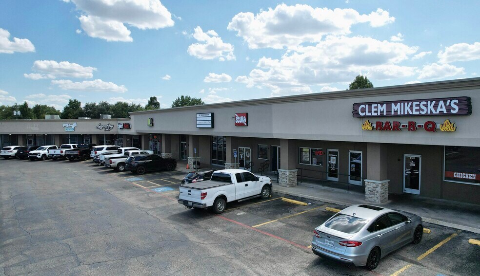 More Photos Of 2100 N Main St, Belton Restaurant For Lease