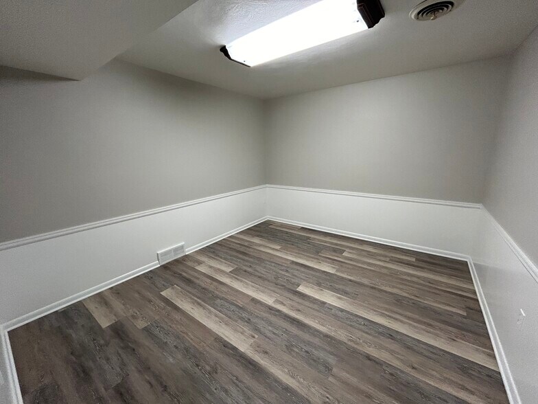 More Photos Of 300 4th St, Elyria Office Residential For Lease