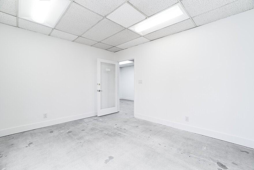 More Photos Of 15013-15019 Califa St, Van Nuys Manufacturing For Lease