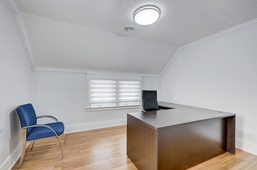 More Photos Of 2520 Rochester Rd, Royal Oak Office For Lease