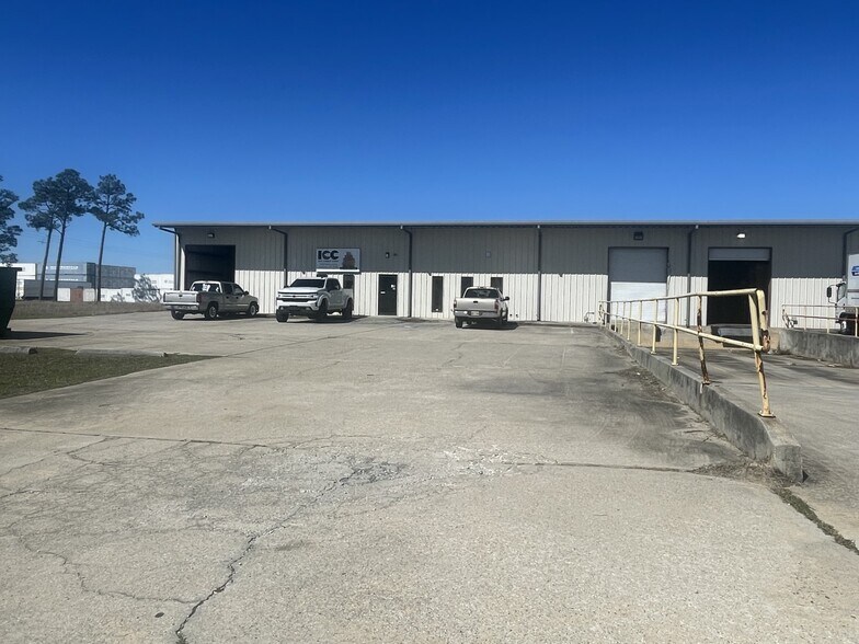 More Photos Of 15005 Fastway Ln, Gulfport Industrial For Lease