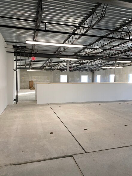 More Photos Of 750 N 17th St, St Charles Warehouse For Lease