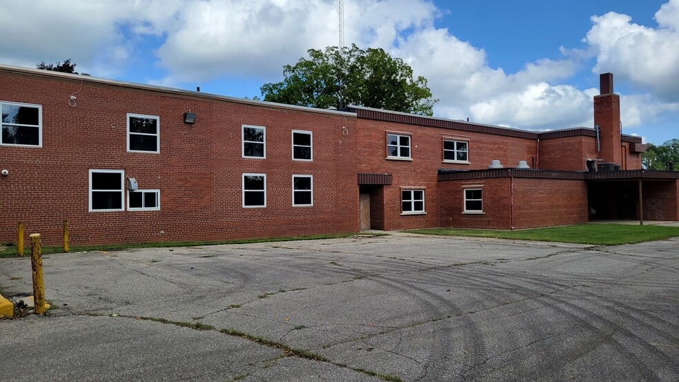 More Photos Of 427 N Steer St, Addison Hospital For Sale