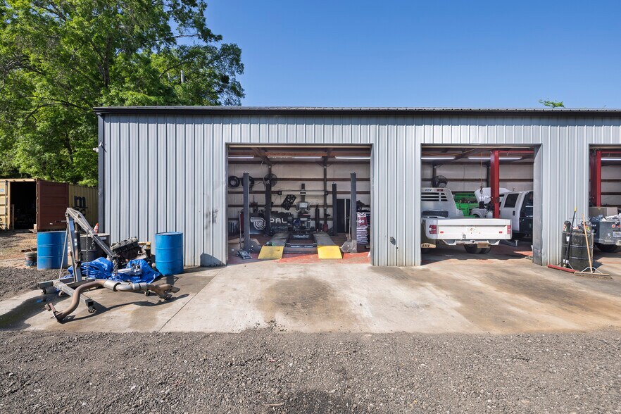 More Photos Of 508 Travis Ave, Saluda Auto Repair For Sale