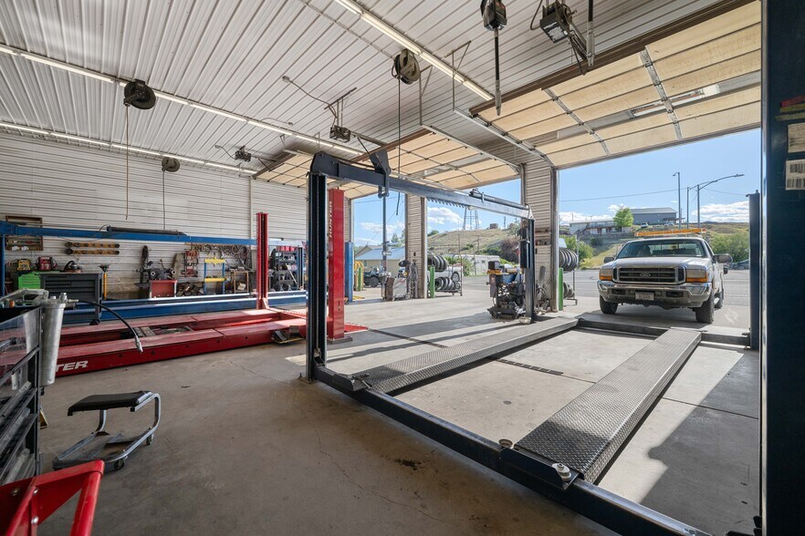 More Photos Of 402 N Pyfer St, Whitehall Office For Sale