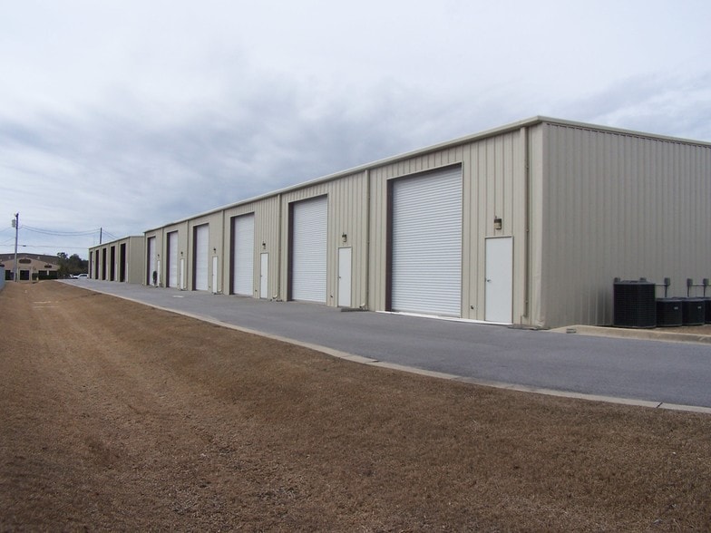 More Photos Of 48 Commerce Ln, Freeport Warehouse For Lease