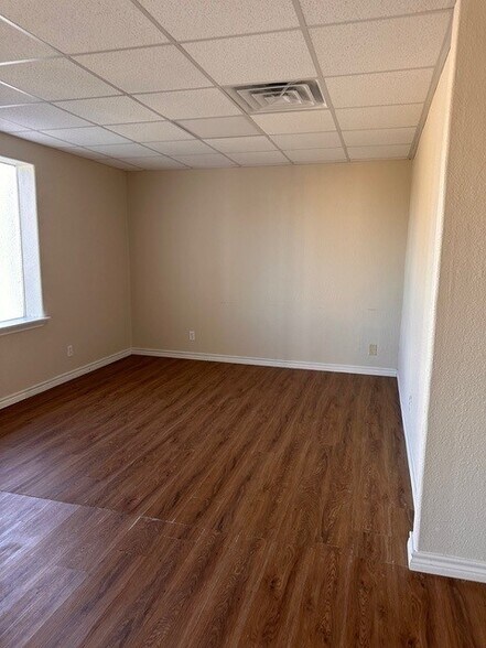 More Photos Of 810 E Main Ave, Robstown Office For Lease