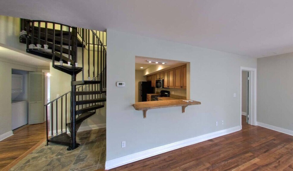 More Photos Of 629 SW 9th St, Gainesville Dormitory For Sale