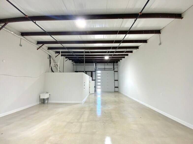 More Photos Of 1304 Leander Dr, Leander Industrial For Lease