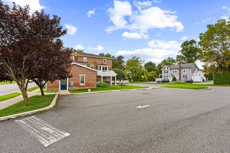 More Photos Of 501 Main St, Odessa Office For Sale