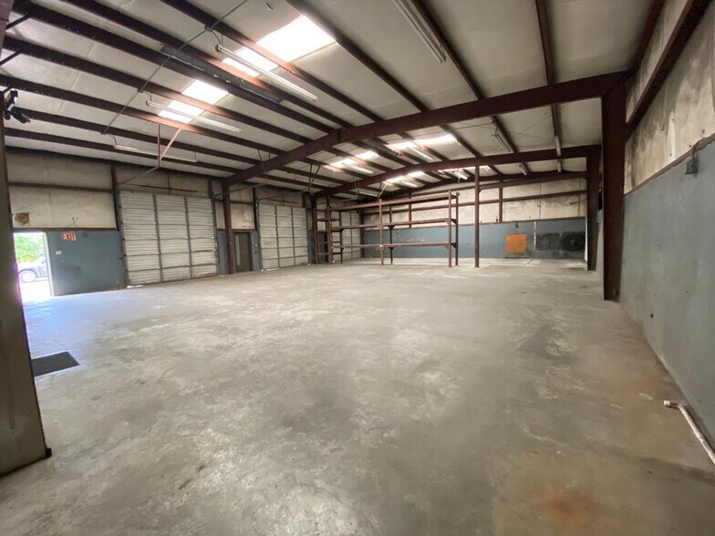 More Photos Of 7012 Belgold St, Houston Warehouse For Lease