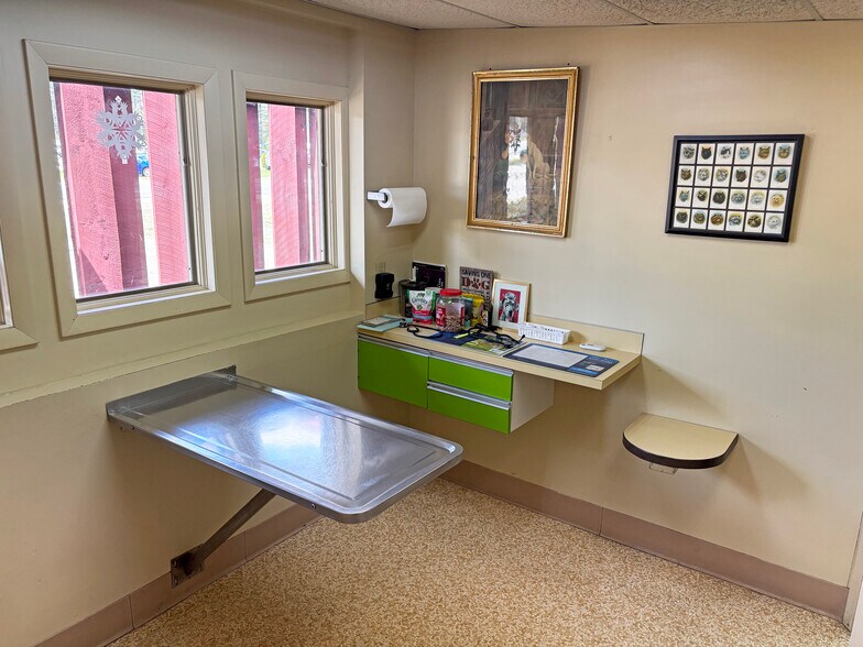 More Photos Of 438 Gonic Rd, Rochester Veterinarian Kennel For Sale