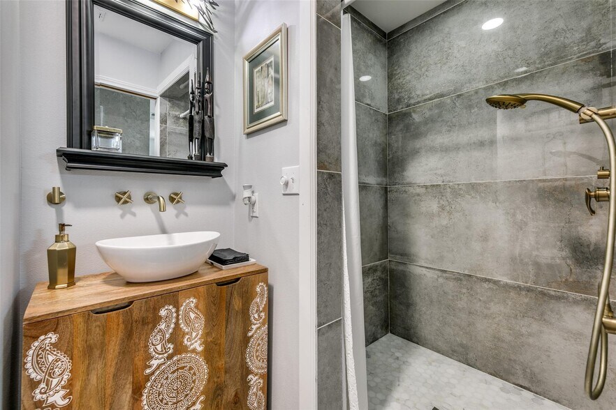 More Photos Of 407 E Broad St, Forney Office Residential For Sale