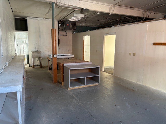 More Photos Of 12 Pease Ave, Middletown Showroom For Lease