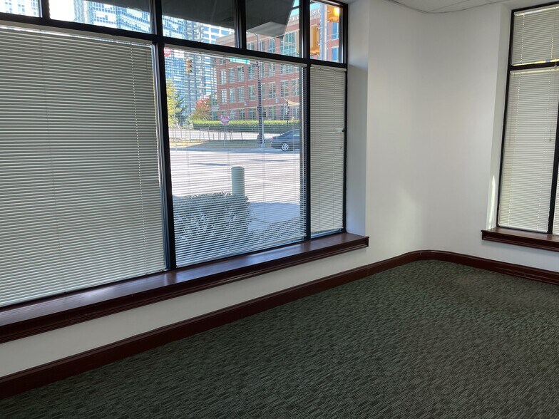 More Photos Of 201 W Morehead St, Charlotte Office For Sale