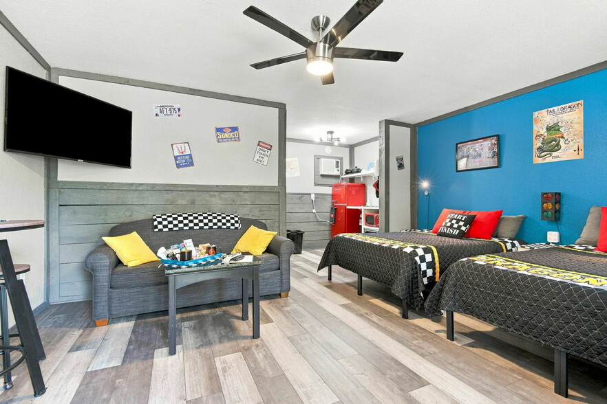 More Photos Of 4407 Calderwood Hwy, Maryville Hotel For Sale