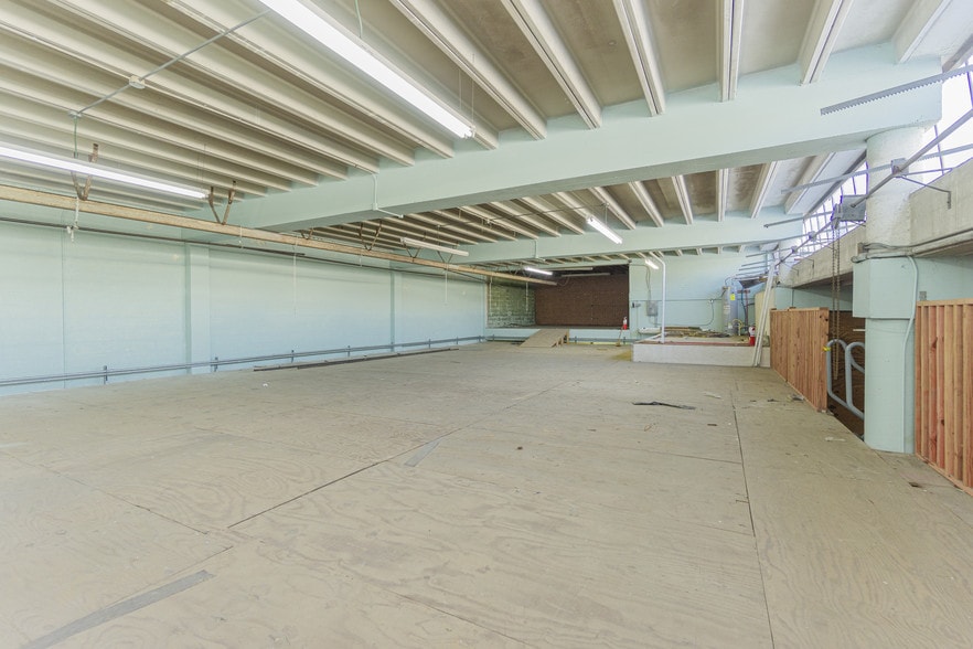 More Photos Of 2415 Church St, Galveston Light Distribution For Lease