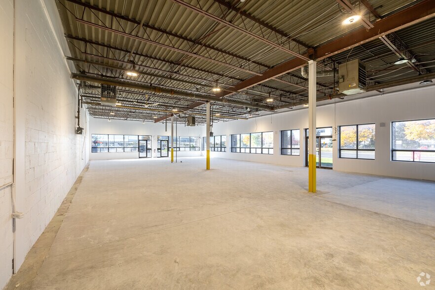 More Photos Of 4000-4036 Boul De La Côte-Vertu, Montréal Showroom For Lease