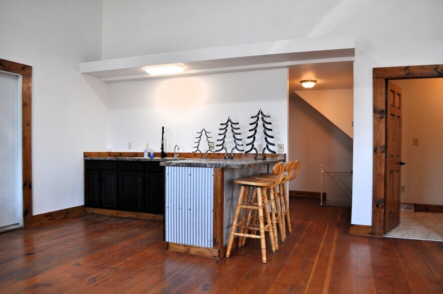 More Photos Of 910 Main Ave, Washburn Light Manufacturing For Sale