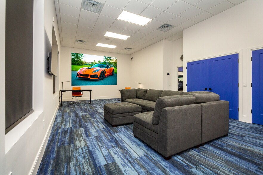 More Photos Of 2580 Dixie Hwy, Waterford Freestanding For Sale