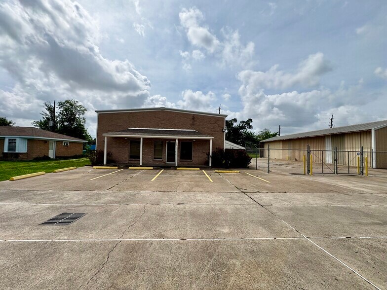 Primary Photo Of 9123 Thomasville Dr, Houston Warehouse For Lease