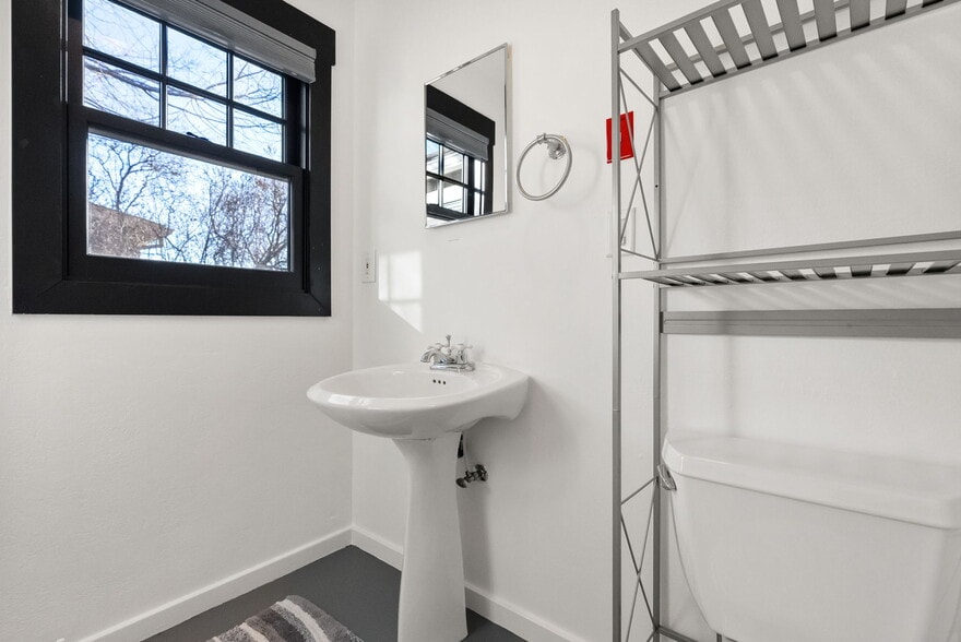 More Photos Of 15 NW Franklin Ave, Bend Office For Sale