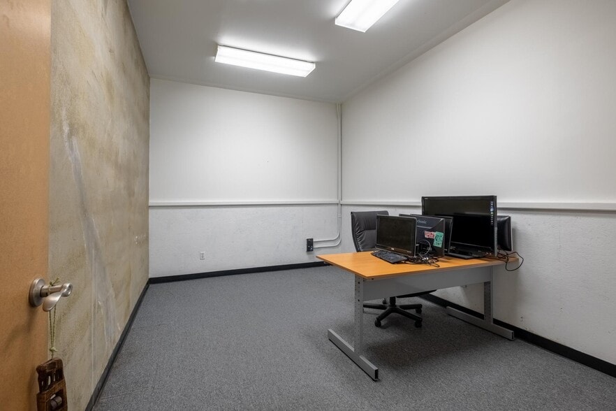 More Photos Of 22809 Lockness Ave, Torrance Warehouse For Sale