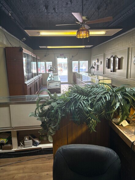 More Photos Of 128 E Main St, West Frankfort General Retail For Sale