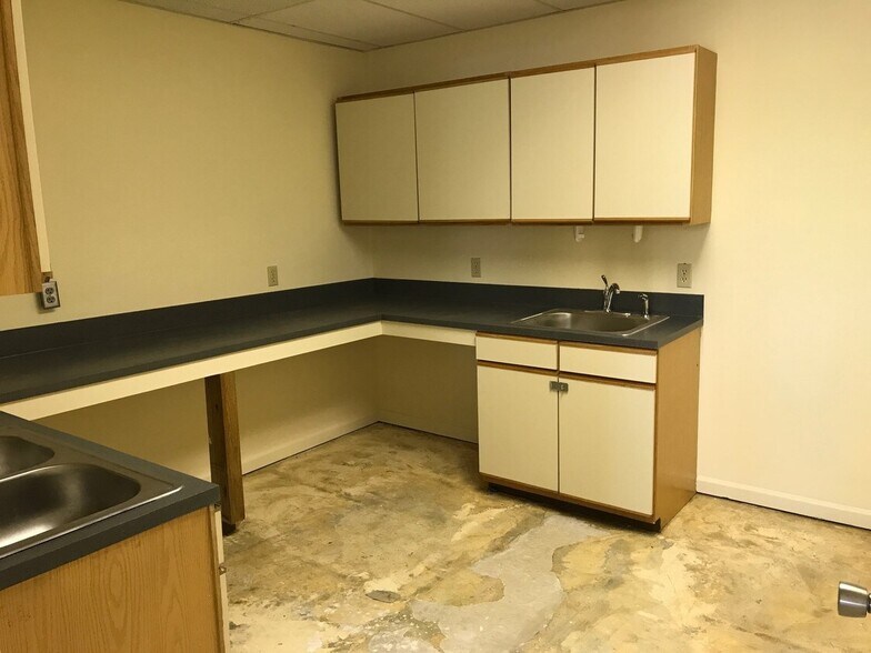 More Photos Of 1934 16th St NE, Hickory Freestanding For Lease