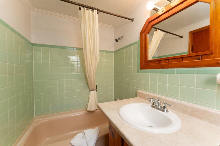 More Photos Of 1624 E Main St, Montrose Hotel For Sale