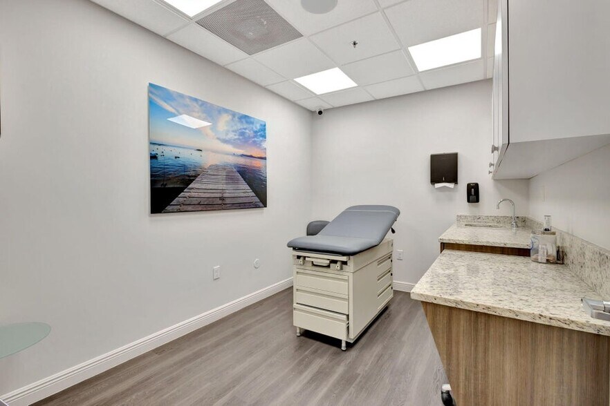 More Photos Of 402 SE 6th Ave, Delray Beach Medical For Sale