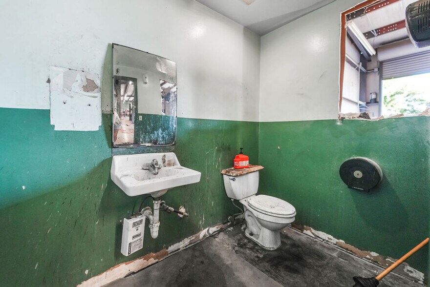 More Photos Of 502 Washington St, South Houston Warehouse For Sale