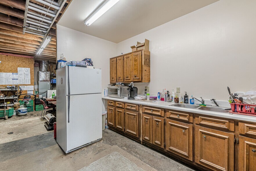 More Photos Of 614 King Arnold St, Hapeville Storefront Retail Office For Sale