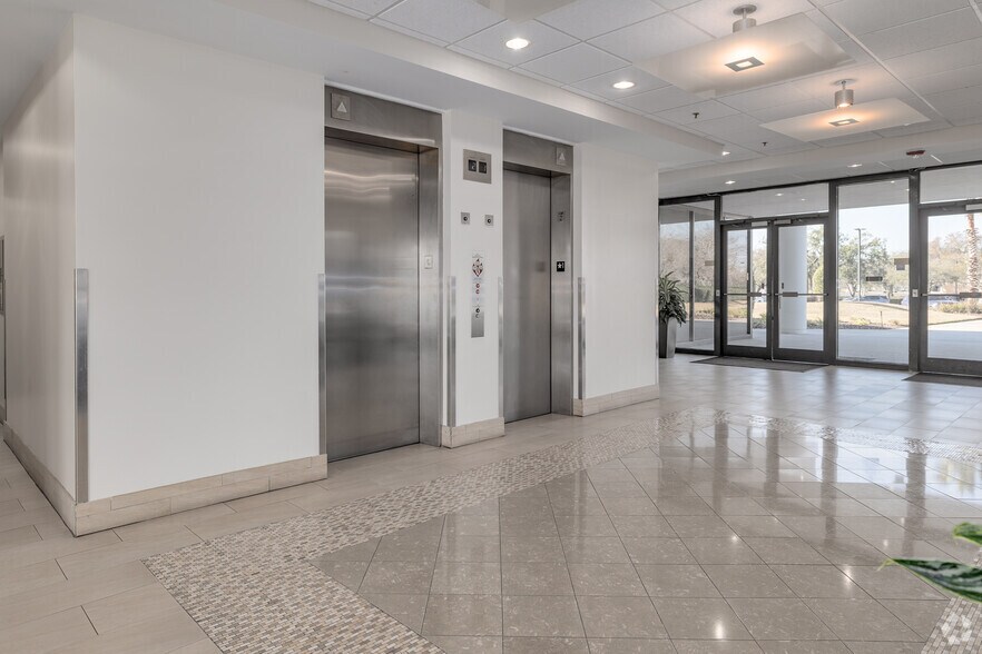 More Photos Of 9485 Regency Square Blvd, Jacksonville Office For Lease