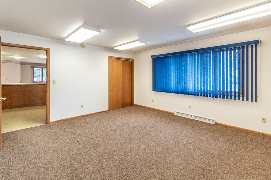 More Photos Of 104 S Main St, Marion Office For Sale
