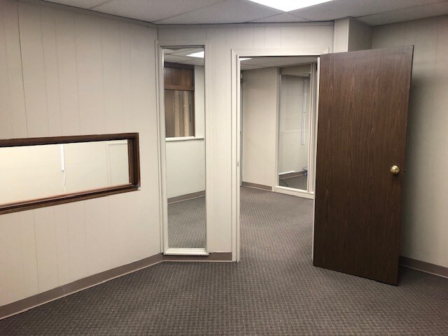 More Photos Of 2310 E Oakland Ave, Bloomington Office For Lease