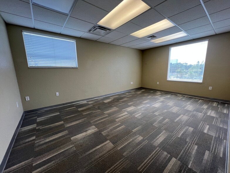 More Photos Of 4002 W State St, Tampa Warehouse For Lease