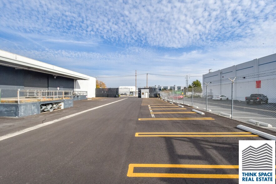 More Photos Of 9419 Mason Ave, Chatsworth Manufacturing For Lease