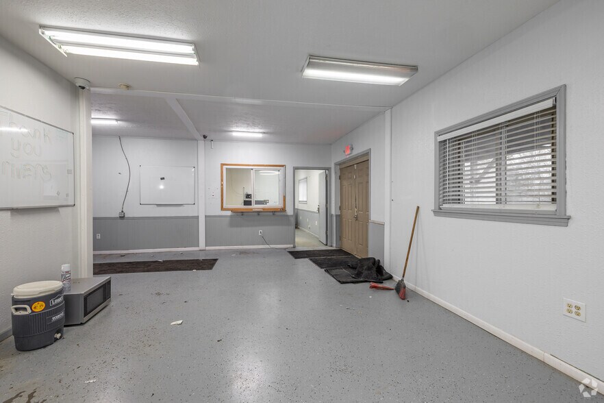 More Photos Of 900-916 Tonsor Rd, Alton Warehouse For Sale