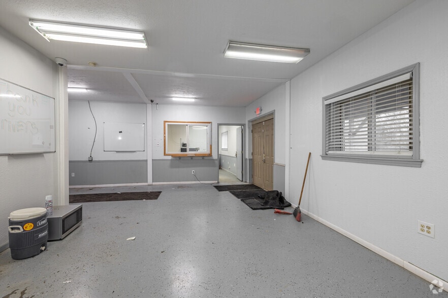 More Photos Of 916 Tonsor Rd, Alton Warehouse For Sale