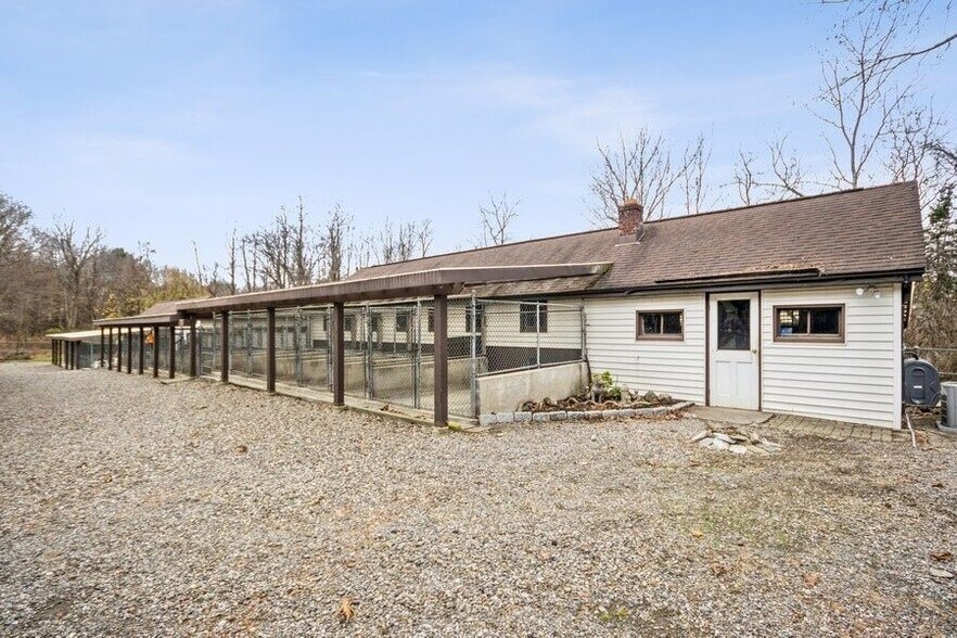 More Photos Of 109-111 N Cross Rd, Lagrangeville Veterinarian Kennel For Sale