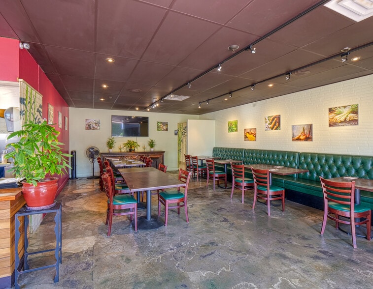More Photos Of 15928 Ventura Blvd, Encino Storefront Retail Office For Lease