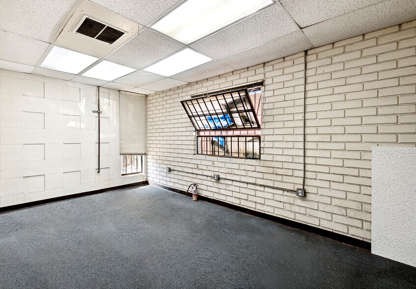 More Photos Of 2622 S Grand Ave, Los Angeles Warehouse For Sale