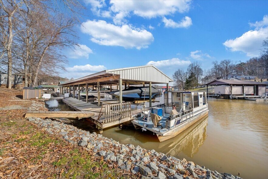 More Photos Of 2200 Old Salem School Rd, Union Hall Marina For Sale