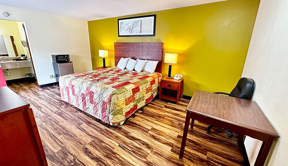 More Photos Of 14 N State St, Iola Hotel For Sale