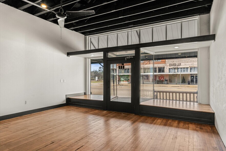 More Photos Of 106 N Main St, Grand Saline Storefront For Sale